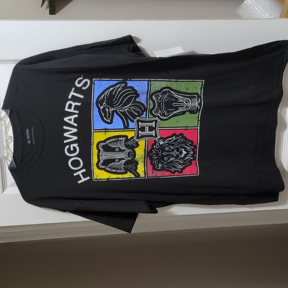 Harry Potter Tops - Hogwarts Harry Potter T-shirt unisex Large